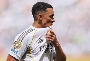 体育社区-仍需努力…阿诺德西甲首秀1被过&amp;多项防守数据挂0，队内评分最低