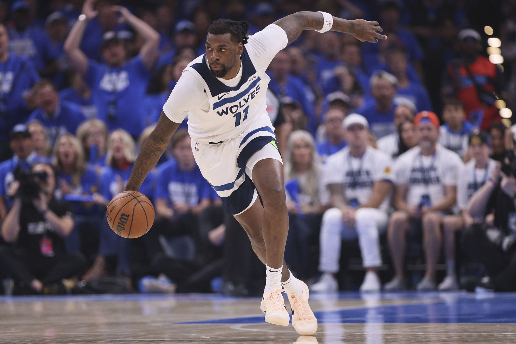 体育数据平台-初露獠牙！里德正面突破双手暴扣 随后麦克丹尼尔斯反击空接再扣